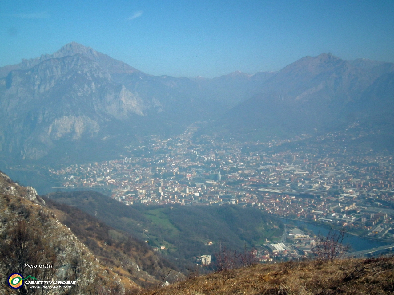 17 vista su Lecco,  la Grignetta e il Due Mani....JPG